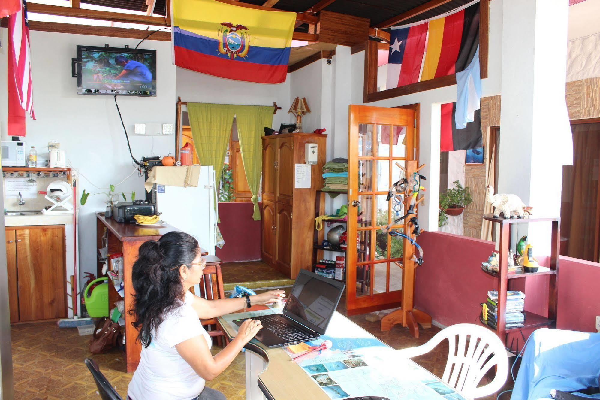 Galapagos Best Hostel Puerto Ayora  Dış mekan fotoğraf